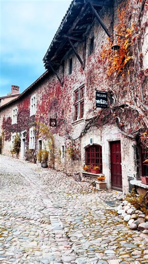 Découverte de Pérouges : Un Village Médiéval en France
