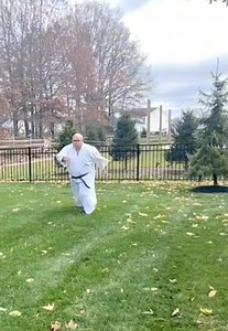 Dites au Maître P, journaliste ya mort mort (kisi muke, mayele muke) de dire à ses élèves du dojo d'arrêter de m'attaquer...Encore une moindre attaque, je viendrai dans le tatami pour m'occuper du maître...Surtout que je connais très bien son bibon, alors une attaque de plus, NAKO FINA BIBON ! | Manix Iyenda