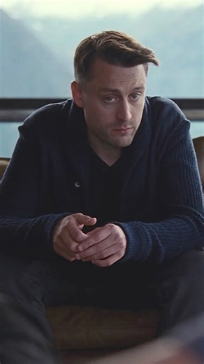 🎥 "Succession", sur HBO MAX Synopsis : La riche et puissante famille Roy, composée du patriarche Logan et de ses quatres enfants, contrôle l’un des plus gros conglomérats de médias du monde. Alors que leur père vieillissant se retire peu à peu de la compagnie, Connor, Kendall Roman et Siobhan contemplent le futur de l’entreprise sans lui. 📍 Abonne toi pour plus de recommandations de séries, ainsi pour l’actualité du cinéma : @cinebreakfr #Succession | CINÉ BREAK FR