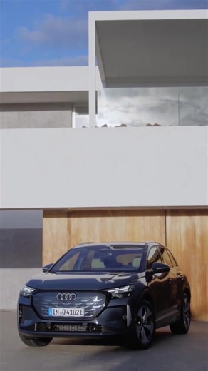 Audi Q4 Sportback e-tron quattro performance - Exterior design in plasma blue
