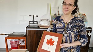 Dans l’Eure, cette artisane fait perdurer le métier d’enlumineur, relieur et calligraphe
