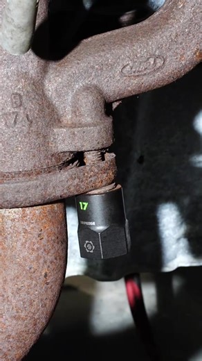 52K views · 152 reactions | This is a rounded-out bolt on an Exhaust Manifold. We used our GripEdge Socket Extractor, which has a straight-cut, non-tapered design and allows you to tighten and loosen to break a seized fastener fre | Gripedgetools | Facebook