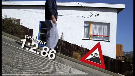 世界で一番急な坂道　上る人たち住む人たち - BBCニュース