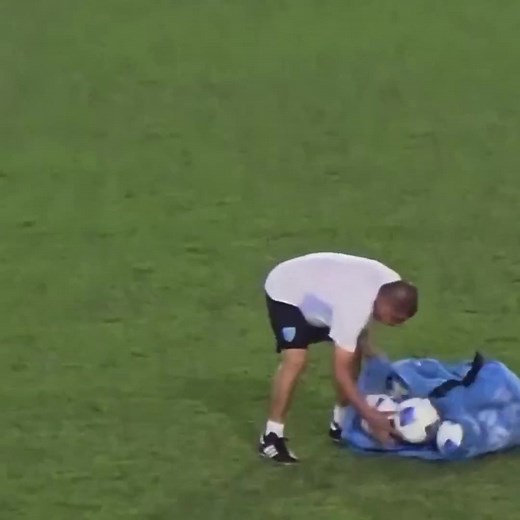 19K views · 129 reactions |  Менеджер збірної Гватемали плакав, збираючи м’ячі після поразки від Панами, адже команда не змогла вийти на ЧС-2026… | Champion.com.ua | Facebook