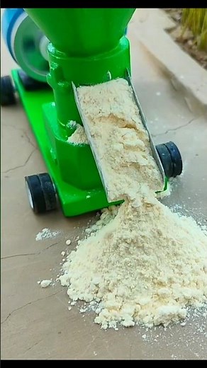 Corn powder is being made in the machine.#tractor