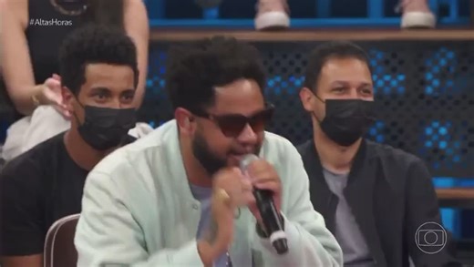 Rimas Inesquecíveis! @emicida @oficialwinnit no Altas Horas Salve geral! O momento mais emocionante do final de semana não poderia ficar de fora do nosso feed, né? ❤️ Vocês viram o freestyle que o @emicida dedicou ao gigante @oficialwinnit na edição de ontem do programa Altas Horas? Aperte o play e se emocione! 🥺😍🎤🔥 O freestyle vive! Vida longa às batalhas de rua! #freestyle #improviso #hiphop #altashoras #batalhaderima #batalhademcs #batalhaderap | Família de Rua