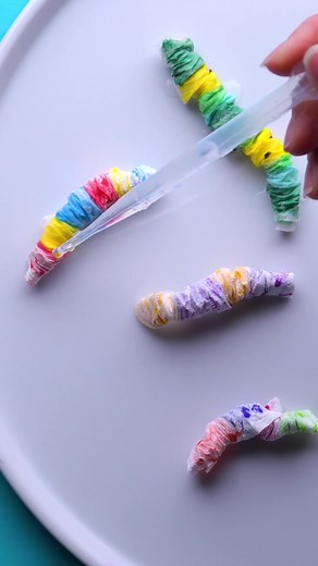 Check out this adorable craft to do with your favorite bug-loving kid 🐛✂️💧 #blossom #kidslearning #caterpillar #craft #kidscraft #learning #learningactivity #babysitting #play #science #experiment #bugs #buglover