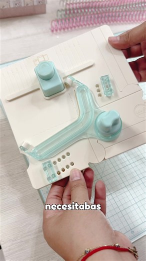 Encuentra esta herramienta Pocket Punch Board en Happy hobby Scrap, en tiendas y en línea ☺️ Contamos con tiendas en CDMX, Apodaca y Monterrey; hacemos envíos a todo México 🇲🇽 Y si quieres hacer este mismo sobre aquí te dejo las medidas No olvides antes ❤️ darle like 🫶🏼 Guardar y 💌 Compartir Papel: 17x20cm Topes en el D y 2 El procedimiento es así como lo vez en el video ✨ #sobrespersonalizados #moneyholder #papeleriacreativa #diy #manualidades