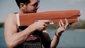 Spyra One, un pistolet à eau pour tirer des 'balles' d'eau et qui se recharge automatiquement - RTBF Actus