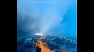 SO SCARY! 🌪 A Clearwater Beach resident caught the moment a tornado knocked out power to part of the neighborhood. https://bit.ly/3Ffkhf3 | WFLA News Channel 8