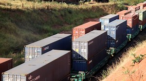 Os trens de contêineres empilhados (Double Stack) transportam cargas gerais entre a região sudeste e Centro-Oeste do país. Neste video vemos o cruzamento de dois trens no pátio Fernandópolis; nesta rota os trens circulam por um trecho de linha singela, e para que a circulação flua, uma composição precisa parar para aguardar a passagem de outra composição em pátios onde a linha é duplicada. | No Trilho