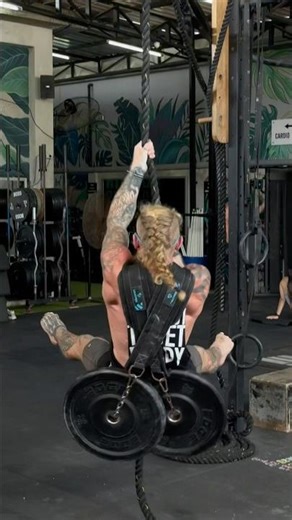 Weighted rope climb drop-set (20kg → bodyweight)