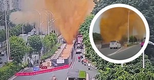 Burst pipe showers traffic with sewage in China
