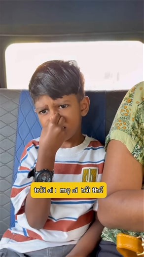 The taxi driver bought rotten fish to eat and was criticized by others.