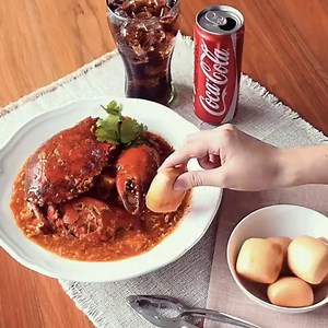 Treat your family to a Chilli Crab feast and enjoy the succulent spicy crab with a glass of fizzing Coca-Cola! Imagine the chilling bite of the fizz as the spiciness hits your tongue! Shiok Ah! What’s your favourite local dish to have with a glass of fizzy Coca-Cola? #ChilliCrabWithCoke | Coca-Cola