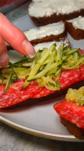 Новогодние брускетты с Сальчичоном и Сервелетти от Черкизово