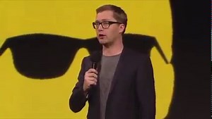 Det bedste ved at se Lasse Rimmer live på scenen, er hans ufatteligt morsomme måde at udstille sig selv (og os alle sammen) på