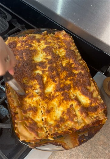 Homemade Lasagna 🤎🍝 | لازانيا باللحمة والبشاميل Meat Sauce: Sauté onion, celery & carrots in olive oil. Add ground beef salt, black pepper, cinnamon, 7-spice & Italian seasoning. Add marinara fresh basil and simmer. اللحمة: شوّحت بصل، كرفس وجزر بزيت الزيتون، أضفت اللحمة والبهارات، وبعدين marinara وريحان طازج وخليتها تطبخ شوي. Béchamel: Melt butter, whisk in flour, then gradually add light cooking cream while whisking until thick. Season with salt, black pepper & 7-spice. البشاميل: زبدة طحين، و