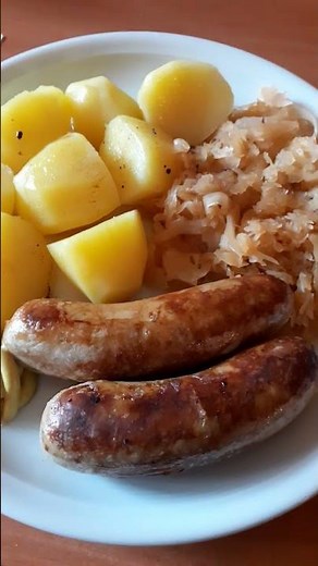 Bratwürste, Sauerkraut und Kartoffeln