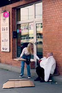 Rich girl's generous act towards homeless woman | Fabiosa Philippines