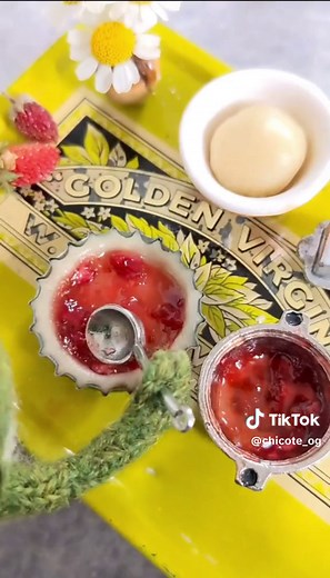 India Rose Crawford crafts and makes stop motion videos of Frog & Toad, two cute knitted puppets living their best life in a dreamy and cozy domestic world. This is Frog baking a pie for Toad. #frog #toad #baking