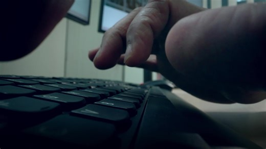 🚚從人力密集到智慧倉儲，ST Logistics 如何靠 AI 翻轉營運？ 面對勞動力短缺與物流壓力，ST Logistics 與 Lenovo 攜手打造全自動倉儲解決方案，導入 AI、自主移動機器人與倉儲執行系統，成功提升倉儲效率與永續競爭力。 📈成果亮眼： ✅訂單處理效率提升 40% ✅能源使用降低 30% ✅作業流程全面智慧化、自動化 Lenovo 提供從裝置到基礎設施的一體化 AI 解決方案，是企業加速轉型的關鍵夥伴。 🔍一探 ST Logistics 如何率先邁向智慧物流新時代 👉https://myppt.cc/w2peGw #LenovoTW #AI自動化 #倉儲轉型 #企業數位轉型 #STLogistics #LenovoSolutions | Lenovo Taiwan