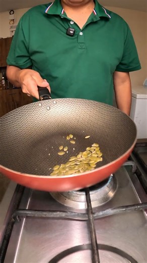 lombrifertitv on Instagram: "Cómo tostar las semillas o pepas de SAMBO fácil #parati #sambo #chilacayote #recetasecuatorianas"