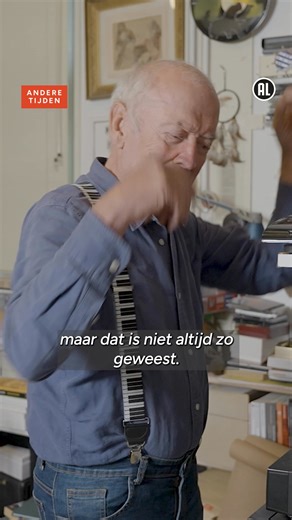 Wat ooit “smaakbederf” heette, vult nu stadions. Hoe de Nederlandstalige volksmuziek van de zijlijn het middelpunt van de popcultuur werd. Met verhalen van o.a. Harry Slinger en Dennie Christian. Andere Tijden De Smartlap en de Goede Smaak, morgen om 21:00 op NPO 2. | Andere Tijden