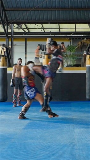 No setup. No mercy. This combo isn’t for show - it’s for war ⚔️ Slashing elbow ➡️ Jumping knee = fight-ender Watch, learn, and make it yours 👊 See the full breakdown on YouTube👇 Jumping Knee video : https://youtu.be/pF-QDy8mKrc Slashing Elbow Video : https://youtu.be/_90mWAF1yL8 #MuayThaiFighter #StrikingGame #FightIQ #KillerCombo #PunchItStyle #ComboForKill #PunchItMuayThai #PunchItGym | Punch it Gym Koh Samui Muay Thai