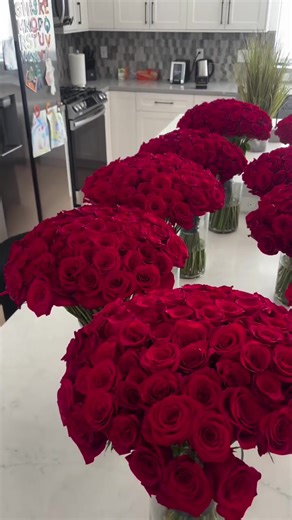 The only way she wants to be woken up early ❤️‍🔥🌹 📞Call or WhatsApp 18682837769 Delivery Available Nationwide🇹🇹🚚 #flower #flowerposttt #trinidadandtobago🇹🇹 #trinidadflorist #trini