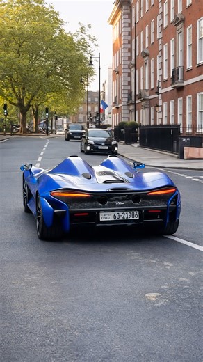 McLaren Elva among everyday traffic