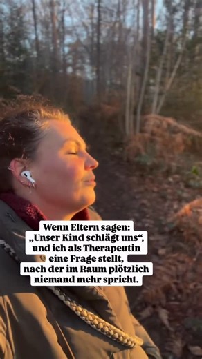 Esther | Elternberatung · Therapie • Teenager · Beziehung on Instagram: "Wenn Eltern diesen Satz sagen, wird es oft leise. Nicht, weil sie nichts mehr wissen, sondern weil sie sich schämen, Angst haben oder sich innerlich fragen, wie sie an diesen Punkt gekommen sind. Dass das eigene Kind einen schlägt, zerreißt etwas Grundlegendes: das Bild von Nähe, von Sicherheit, von dem Ort, an dem man sich eigentlich geborgen fühlen sollte. In solchen Momenten geht es nicht nur um Gewalt. Es geht um Hilflo