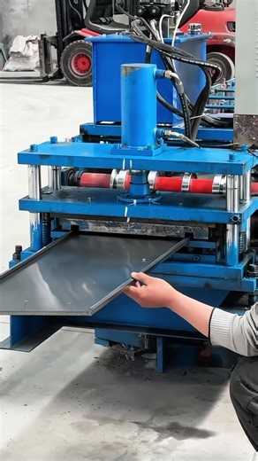 Metal pallet forming machine#rollformingmachine #rollformingmachinefactory #rollformingmanufacturer #pallet