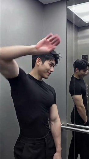 Muscular Handsome Guy Elevator Dance | 肌肉感爆棚！黑T男神電梯卡點熱舞，這身材太絕了！