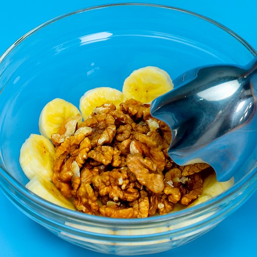 75K views · 342 reactions | Desert sanatos din 2 ingrediente. Fara zahar si fara faina Ingrediente: banane - 1 buc miez de nuci - 125 g Dimensiunea tăvii 42 X 30 cm LA CUPTOR 180 °C/15 minute apă - 200 ml zahăr - 200 g FIERBEM 5 MIN lămâie - 1 kg apă rece - 400 ml gheață - 150 g | Savuros.TV | Facebook