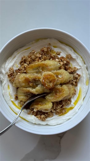 Helen Humphrey-Taylor on Instagram: "proud member of the olive oil club right here… you’ll need: - 1 banana - 1tbsp olive oil (plus extra to serve) - 2tbsp honey / maple syrup - 1/3 cup oats - any yogurt you like - flaky sea salt to serve method: 1. begin by slicing the banana into diagonal pieces (or slice vertically down the middle!). 2. heat the olive oil in a pan and begin to fry the pieces of banana. 3. check after 3-4 minutes to see if they are golden. if so, flip over and caramelise the o