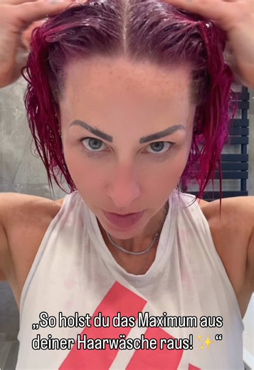 Zeit für die ultimative Haarwäsche-Routine am Abend! 🤍 Heute abend gab es bei mir das volle Programm, denn eine gründliche Reinigung ist die beste Basis für gesundes Haarwachstum: 1. Erste Haarwäsche: Ich starte mit dem Essig-Shampoo – das ist ein tiefenreinigendes Shampoo, das alle Rückstände und Schmutz restlos entfernt. 2. Zweite Haarwäsche: Danach folgt direkt das Bond IQ Shampoo für die Extraportion Pflege und Stärkung. 3. Der Abschluss: Zum Schluss kommt der Bond IQ Conditioner rein, um d