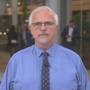 🔻📢Europoslanec SPD MUDr. Ivan David Vám řekne o Migračním paktu aspoň část toho, co Vám neřekli a nebudou chtít přiznat. 😇 Vnitřní hranice států zůstanou pro migranty zcela prostupné a současně fakticky zcela prostupné zůstanou i vnější hranice. ✌ Vyprávění o tom, že agentura Frontex zajišťuje ochranu vnějších hranic zapomeňte. ❗ Každý, kdo přijde a požádá o azyl, bude vpuštěn. Cílem Evropské komise je zajistit takzvané bezpečné cesty pro imigranty, aby je nikdo nezdržoval na vstupu do Evrops