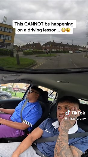 Driving Lesson Fail: Mini Roundabout Confusion 😂