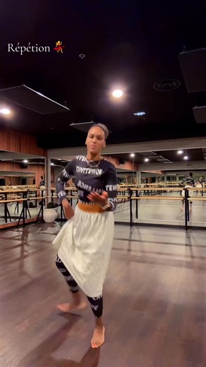 Grava Magalie | J’accompagne les femmes & les enfants ❤️ on Instagram: "DANSE & CULTURE 🦋 Répétition 💃 Ah, le Gwoka ! 🌴🥁 Le Gwoka est un genre musical et une danse traditionnelle de Guadeloupe, profondément enraciné dans l’histoire et la culture afro-caribéenne de l’île. Voici les points clés : 1. Origines • Né de la rencontre entre les traditions africaines apportées par les esclaves et la culture caribéenne. • Il servait à la fois à exprimer la résistance, les émotions collectives et à acc