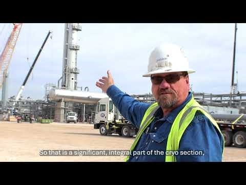 Setting the demethanizer tower at our Midland, Texas project site.