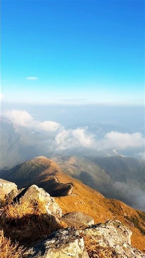 香港第二峰-凤凰山，海拔934米，凤凰径第三段穿山而过，登顶可远眺香港机场、港珠澳大桥，沿途风景秀丽，与香港第三高峰大东山相望#凤凰山