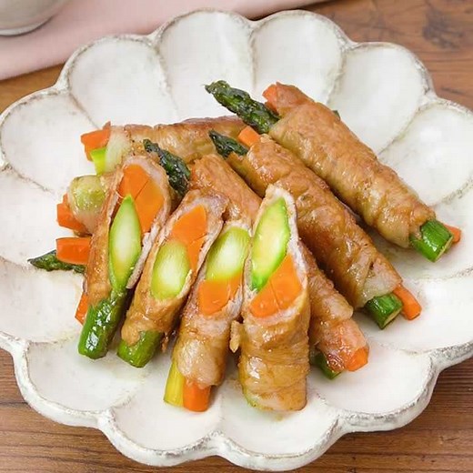 ごはんがすすむ♪ アスパラとにんじんの豚肉巻きのレシピ動画・作り方 | デリッシュキッチン