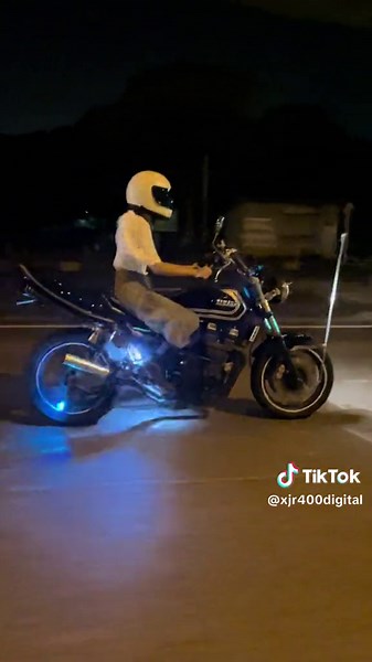 ギャルが乗るXJR400Rの魅力