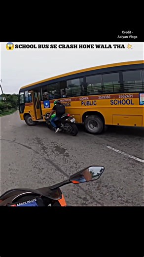 School Bus😱 Se Crash Hone Wala Tha🤬 | #shorts #viral #bikelover #motovlog #youtubeshorts