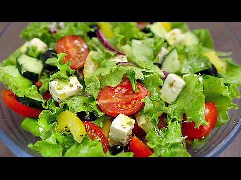 The perfect Greek salad in 5 minutes! Simple, healthy and delicious!
