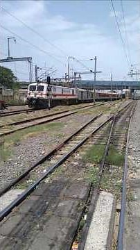 Pallavan Superfast Express 12606 arriving Tambaram Railway Station | Karaikudi to Chennai egmore