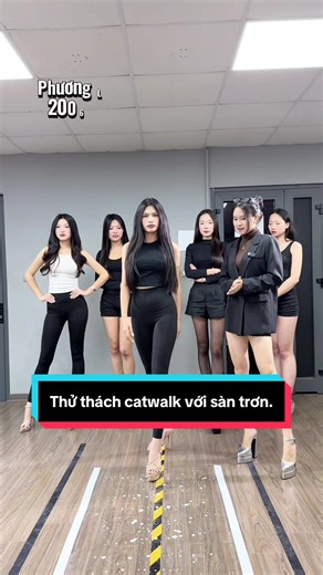 Thử thách catwalk với sàn trơn. #phiyenentertainment #daotaonguoimau #model #catwalk