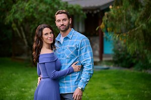 Review: Jessica Lowndes and Ezra Moreland star in 'Happy Howlidays' on Hallmark