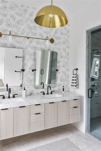 Are you pro wallpaper or not? Wallpaper is making a major comeback — and it’s not just for the walls anymore. People are putting it on ceilings, closets, bathrooms, and other unexpected places to make a space stand out. what’s the most interesting place you’ve seen wallpaper used? #interior #interiordesign #wallpaper #designtips #interiordesigners